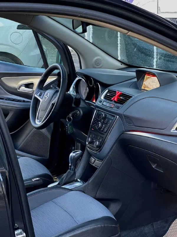 Марка - opel mokka 🚘 год выпуска- 2015г декабрь пробег - 151.000км родной! полностью обслужен! - 1.4 турбо бензин. коробка самая надежная автомат aisin 6ст автомобиль полностью в заводском окрасе, без каких либо дтп! автотека полностью зеленая пишет срочно на осмотр последняя фотография➡️ автомобиль полностью обслужен, все масла фильтра, колодки ходовая часть полностью обслужена, вложений никаких не требует от слова совсем! максимальная комплектация cosmo: люк. адаптивный круиз контроль. удержание полосы. распознавание знаков. подогревы сидений зеркал лобового и руля! двух зонный климат контроля. авто свет. авто дождь. навигация. громкая связь блютус аукс. кожаный мультируль. партроники передние и задние, камера заднего хода. розетка 220w ( автомобиль с кристально чистой историей с родным пробегом и без дтп и каких либо случаев!) цена 1.290.000₽+ хороший торг, хорошему покупателю) +79490518507 ▶️смотреть больше фото◀️ звоните в любое время, если не доступен звонит 📲 tg: @alligator_0888 📞 звоните: +7(949)0518507 - фотография - 9