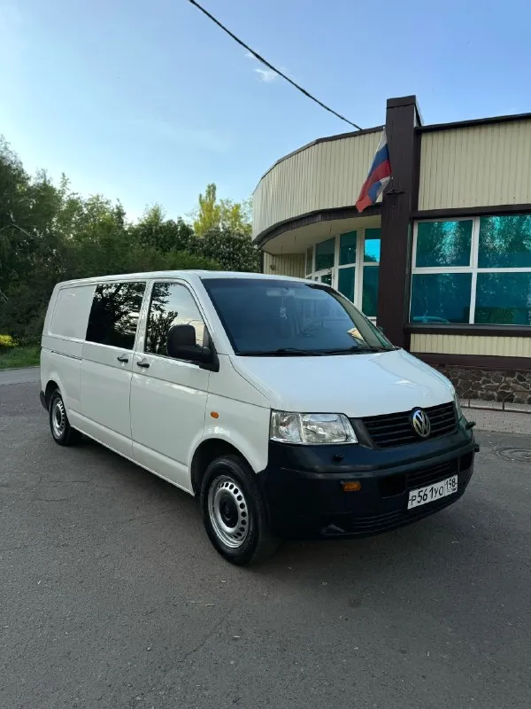 Продам volkswagen t5 long 2007г. 🔥за 900.000₽🔥с родным пробегом всего 280т. км (автотека подтверждает) двигатель бензиновый 2.0 на мкпп. машина в идеальном состоянии, без рыжиков и гнили, салон в состоянии нового, две печки (салон, и назад) подогревы сидений, электростеклоподьемники. (грузопассажирский), но без задних сидений. пригнан из германии в 2012г, новые тормозные диски, и передняя ходовка, ничего не брякает не бьет! резина летняя почти новая! есть техосмотр, можно сразу в мрео! кузов не порваный, грузов сильных не видел! г. макеевка +79497324159 📞 🇷🇺 звоните: +79497324159 - фотография - 1