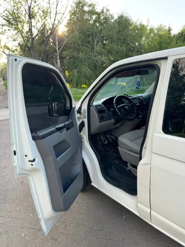 Продам volkswagen t5 long 2007г. 🔥за 900.000₽🔥с родным пробегом всего 280т. км (автотека подтверждает) двигатель бензиновый 2.0 на мкпп. машина в идеальном состоянии, без рыжиков и гнили, салон в состоянии нового, две печки (салон, и назад) подогревы сидений, электростеклоподьемники. (грузопассажирский), но без задних сидений. пригнан из германии в 2012г, новые тормозные диски, и передняя ходовка, ничего не брякает не бьет! резина летняя почти новая! есть техосмотр, можно сразу в мрео! кузов не порваный, грузов сильных не видел! г. макеевка +79497324159 📞 🇷🇺 звоните: +79497324159 - фотография - 10