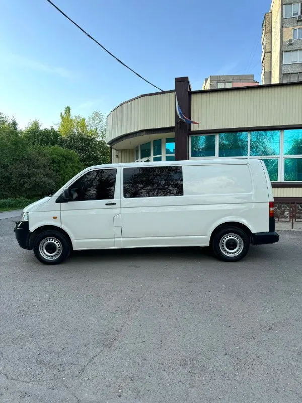 Продам volkswagen t5 long 2007г. 🔥за 900.000₽🔥с родным пробегом всего 280т. км (автотека подтверждает) двигатель бензиновый 2.0 на мкпп. машина в идеальном состоянии, без рыжиков и гнили, салон в состоянии нового, две печки (салон, и назад) подогревы сидений, электростеклоподьемники. (грузопассажирский), но без задних сидений. пригнан из германии в 2012г, новые тормозные диски, и передняя ходовка, ничего не брякает не бьет! резина летняя почти новая! есть техосмотр, можно сразу в мрео! кузов не порваный, грузов сильных не видел! г. макеевка +79497324159 📞 🇷🇺 звоните: +79497324159 - фотография - 3