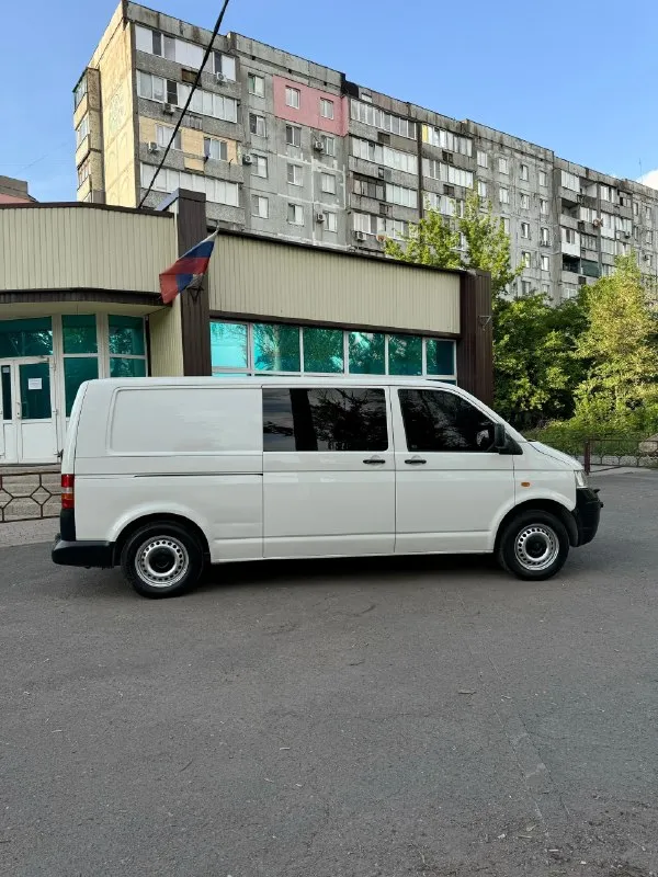 Продам volkswagen t5 long 2007г. 🔥за 900.000₽🔥с родным пробегом всего 280т. км (автотека подтверждает) двигатель бензиновый 2.0 на мкпп. машина в идеальном состоянии, без рыжиков и гнили, салон в состоянии нового, две печки (салон, и назад) подогревы сидений, электростеклоподьемники. (грузопассажирский), но без задних сидений. пригнан из германии в 2012г, новые тормозные диски, и передняя ходовка, ничего не брякает не бьет! резина летняя почти новая! есть техосмотр, можно сразу в мрео! кузов не порваный, грузов сильных не видел! г. макеевка +79497324159 📞 🇷🇺 звоните: +79497324159 - фотография - 4