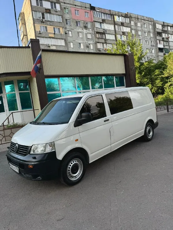 Продам volkswagen t5 long 2007г. 🔥за 900.000₽🔥с родным пробегом всего 280т. км (автотека подтверждает) двигатель бензиновый 2.0 на мкпп. машина в идеальном состоянии, без рыжиков и гнили, салон в состоянии нового, две печки (салон, и назад) подогревы сидений, электростеклоподьемники. (грузопассажирский), но без задних сидений. пригнан из германии в 2012г, новые тормозные диски, и передняя ходовка, ничего не брякает не бьет! резина летняя почти новая! есть техосмотр, можно сразу в мрео! кузов не порваный, грузов сильных не видел! г. макеевка +79497324159 📞 🇷🇺 звоните: +79497324159 - фотография - 5