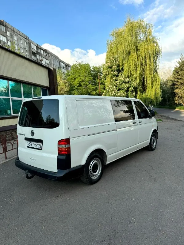 Продам volkswagen t5 long 2007г. 🔥за 900.000₽🔥с родным пробегом всего 280т. км (автотека подтверждает) двигатель бензиновый 2.0 на мкпп. машина в идеальном состоянии, без рыжиков и гнили, салон в состоянии нового, две печки (салон, и назад) подогревы сидений, электростеклоподьемники. (грузопассажирский), но без задних сидений. пригнан из германии в 2012г, новые тормозные диски, и передняя ходовка, ничего не брякает не бьет! резина летняя почти новая! есть техосмотр, можно сразу в мрео! кузов не порваный, грузов сильных не видел! г. макеевка +79497324159 📞 🇷🇺 звоните: +79497324159 - фотография - 6