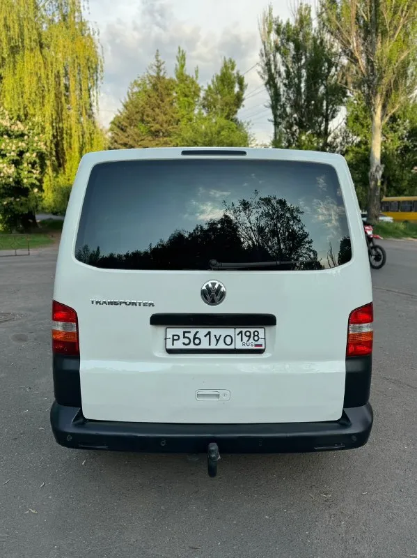 Продам volkswagen t5 long 2007г. 🔥за 900.000₽🔥с родным пробегом всего 280т. км (автотека подтверждает) двигатель бензиновый 2.0 на мкпп. машина в идеальном состоянии, без рыжиков и гнили, салон в состоянии нового, две печки (салон, и назад) подогревы сидений, электростеклоподьемники. (грузопассажирский), но без задних сидений. пригнан из германии в 2012г, новые тормозные диски, и передняя ходовка, ничего не брякает не бьет! резина летняя почти новая! есть техосмотр, можно сразу в мрео! кузов не порваный, грузов сильных не видел! г. макеевка +79497324159 📞 🇷🇺 звоните: +79497324159 - фотография - 7