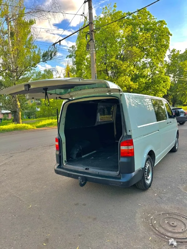 Продам volkswagen t5 long 2007г. 🔥за 900.000₽🔥с родным пробегом всего 280т. км (автотека подтверждает) двигатель бензиновый 2.0 на мкпп. машина в идеальном состоянии, без рыжиков и гнили, салон в состоянии нового, две печки (салон, и назад) подогревы сидений, электростеклоподьемники. (грузопассажирский), но без задних сидений. пригнан из германии в 2012г, новые тормозные диски, и передняя ходовка, ничего не брякает не бьет! резина летняя почти новая! есть техосмотр, можно сразу в мрео! кузов не порваный, грузов сильных не видел! г. макеевка +79497324159 📞 🇷🇺 звоните: +79497324159 - фотография - 8