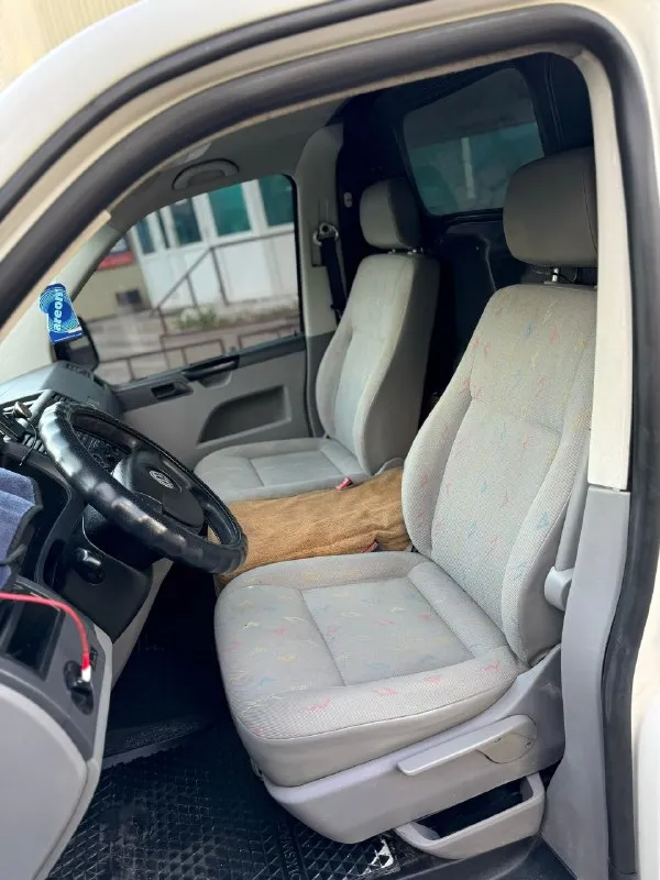 Продам volkswagen t5 long 2007г. 🔥за 900.000₽🔥с родным пробегом всего 280т. км (автотека подтверждает) двигатель бензиновый 2.0 на мкпп. машина в идеальном состоянии, без рыжиков и гнили, салон в состоянии нового, две печки (салон, и назад) подогревы сидений, электростеклоподьемники. (грузопассажирский), но без задних сидений. пригнан из германии в 2012г, новые тормозные диски, и передняя ходовка, ничего не брякает не бьет! резина летняя почти новая! есть техосмотр, можно сразу в мрео! кузов не порваный, грузов сильных не видел! г. макеевка +79497324159 📞 🇷🇺 звоните: +79497324159 - фотография - 9