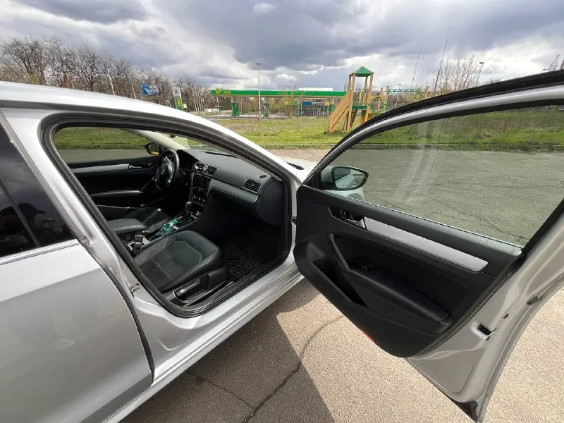Продам volkswagen passat b7 nms 2012 года выпуска. обьем двигателя 2.5. 6ти ступенчатый автомат пробег 223 тыс км комплектация se. стоит хороший свет. салон чистый, не затертый вложений не требует цена 1,250 тыс рублей телефон +79493213091 📲 tg: александр 📞 звоните: +7(949)3213091 - фотография - 3