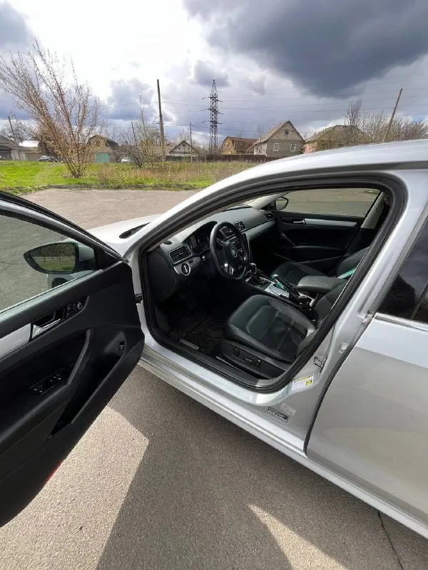 Продам volkswagen passat b7 nms 2012 года выпуска. обьем двигателя 2.5. 6ти ступенчатый автомат пробег 223 тыс км комплектация se. стоит хороший свет. салон чистый, не затертый вложений не требует цена 1,250 тыс рублей телефон +79493213091 📲 tg: александр 📞 звоните: +7(949)3213091 - фотография - 4