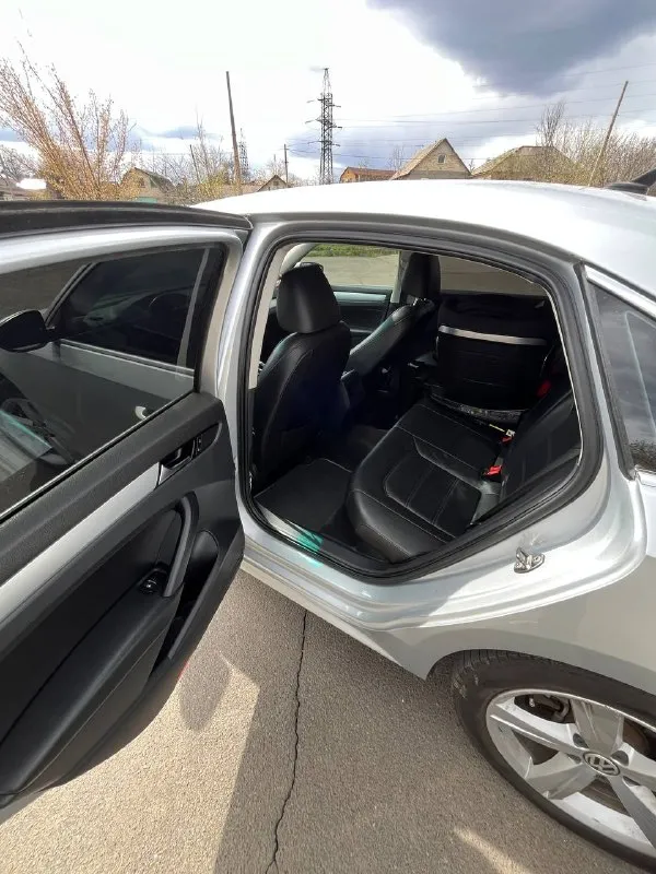 Продам volkswagen passat b7 nms 2012 года выпуска. обьем двигателя 2.5. 6ти ступенчатый автомат пробег 223 тыс км комплектация se. стоит хороший свет. салон чистый, не затертый вложений не требует цена 1,250 тыс рублей телефон +79493213091 📲 tg: александр 📞 звоните: +7(949)3213091 - фотография - 5