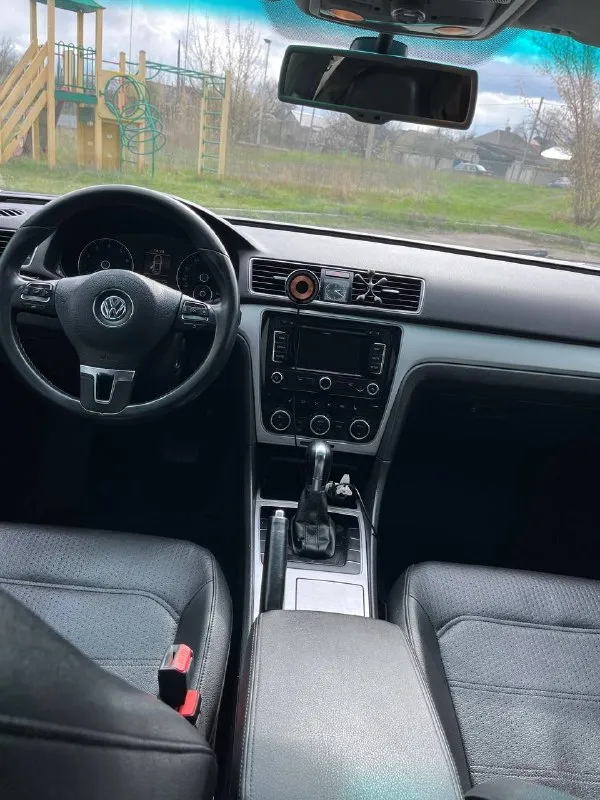 Продам volkswagen passat b7 nms 2012 года выпуска. обьем двигателя 2.5. 6ти ступенчатый автомат пробег 223 тыс км комплектация se. стоит хороший свет. салон чистый, не затертый вложений не требует цена 1,250 тыс рублей телефон +79493213091 📲 tg: александр 📞 звоните: +7(949)3213091 - фотография - 7
