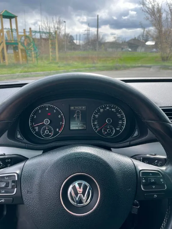 Продам volkswagen passat b7 nms 2012 года выпуска. обьем двигателя 2.5. 6ти ступенчатый автомат пробег 223 тыс км комплектация se. стоит хороший свет. салон чистый, не затертый вложений не требует цена 1,250 тыс рублей телефон +79493213091 📲 tg: александр 📞 звоните: +7(949)3213091 - фотография - 8