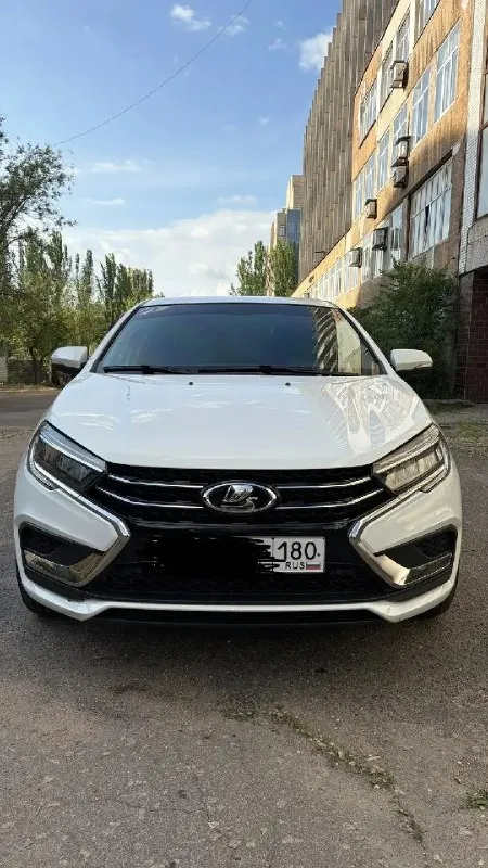 Продам ваз веста 2024 г. в.пробег 27000 т. км,1.8 (вариатор) комплектация life, машина покупалась мною новой в автосалоне. на машине сделан антикор, наклеена броне пленка в зонах риска, поставлен пакет полная готовность, сделана тонировка задней полусферы и атермальная пленка на лобовом стекле, заменены штатные динамики. диски 17 летняя резина новая, зимняя резина хорошая на шипах. машина в дтп не была, вся в родной краске, обслуживалась у официального дилера, и делался меж сервис каждые 7000 т. км. цена:1390000 торг! тел. +79493185292 г. донецк 📞 звоните: +7(949)3185292 - фотография - 1