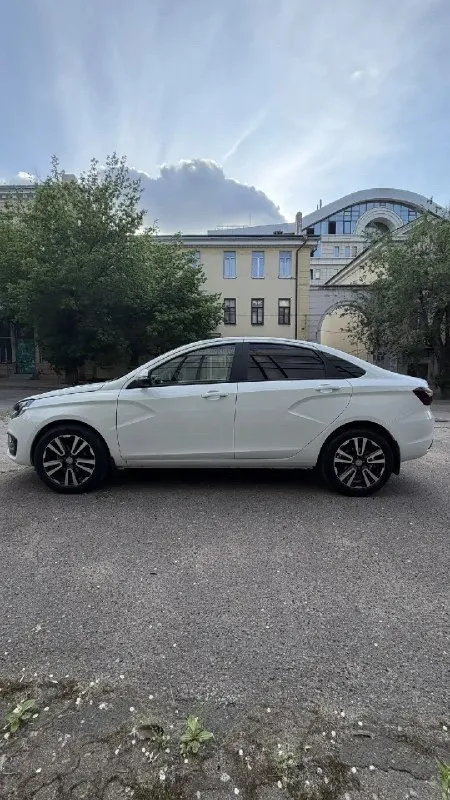 Продам ваз веста 2024 г. в.пробег 27000 т. км,1.8 (вариатор) комплектация life, машина покупалась мною новой в автосалоне. на машине сделан антикор, наклеена броне пленка в зонах риска, поставлен пакет полная готовность, сделана тонировка задней полусферы и атермальная пленка на лобовом стекле, заменены штатные динамики. диски 17 летняя резина новая, зимняя резина хорошая на шипах. машина в дтп не была, вся в родной краске, обслуживалась у официального дилера, и делался меж сервис каждые 7000 т. км. цена:1390000 торг! тел. +79493185292 г. донецк 📞 звоните: +7(949)3185292 - фотография - 3