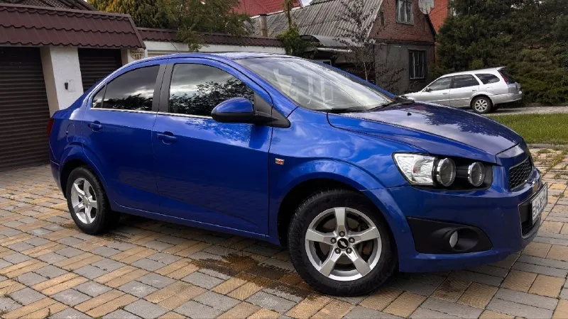 Chevrolet aveo t 300, пробег 196к ( оригинал ), коробка автомат. Покупался как первый авто в семье в июне 2025 года с пробегом 185т. Сразу после покупки сделал полное то, поменял передние тормозные, колодки, обслужил суппорта, грм менялся на 170т, есть заказ наряд, масло в коробке также менялось на 170, одновременно с грм. Заменил все фильтра и масло в двигателе, масло в гур. Куплен новый аккумулятор, обслужен кондиционер- морозит отлично, перебран генератор, ходовая в отличном состоянии, автомат работает идеально.
Отличная комплектация, 3 владельца!
Резина свежая, зима/лето в комплекте
Автомобиль в отличном состоянии, вложений не требуется
Продажа в связи с покупкой нового авто, не горит, с продажей не торопимся. Птс оригинал, вписан, 2 ключа
Торг у капота.
+79496648195
655.000
Всем добра.
📞 Звоните: +7(949)6648195 - фотография - 1