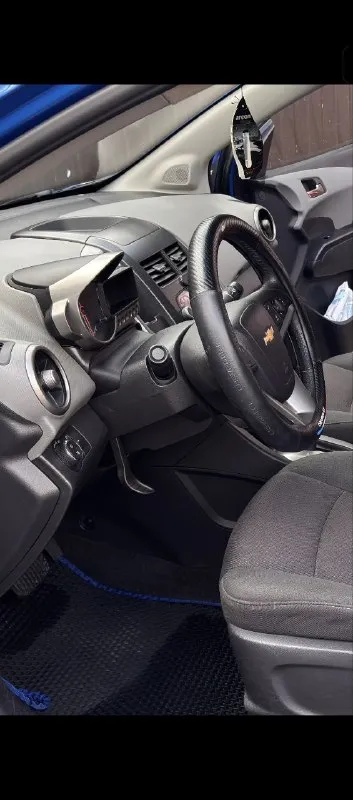 Chevrolet aveo t 300, пробег 196к ( оригинал ), коробка автомат. Покупался как первый авто в семье в июне 2025 года с пробегом 185т. Сразу после покупки сделал полное то, поменял передние тормозные, колодки, обслужил суппорта, грм менялся на 170т, есть заказ наряд, масло в коробке также менялось на 170, одновременно с грм. Заменил все фильтра и масло в двигателе, масло в гур. Куплен новый аккумулятор, обслужен кондиционер- морозит отлично, перебран генератор, ходовая в отличном состоянии, автомат работает идеально.
Отличная комплектация, 3 владельца!
Резина свежая, зима/лето в комплекте
Автомобиль в отличном состоянии, вложений не требуется
Продажа в связи с покупкой нового авто, не горит, с продажей не торопимся. Птс оригинал, вписан, 2 ключа
Торг у капота.
+79496648195
655.000
Всем добра.
📞 Звоните: +7(949)6648195 - фотография - 7