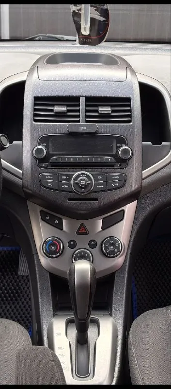 Chevrolet aveo t 300, пробег 196к ( оригинал ), коробка автомат. Покупался как первый авто в семье в июне 2025 года с пробегом 185т. Сразу после покупки сделал полное то, поменял передние тормозные, колодки, обслужил суппорта, грм менялся на 170т, есть заказ наряд, масло в коробке также менялось на 170, одновременно с грм. Заменил все фильтра и масло в двигателе, масло в гур. Куплен новый аккумулятор, обслужен кондиционер- морозит отлично, перебран генератор, ходовая в отличном состоянии, автомат работает идеально.
Отличная комплектация, 3 владельца!
Резина свежая, зима/лето в комплекте
Автомобиль в отличном состоянии, вложений не требуется
Продажа в связи с покупкой нового авто, не горит, с продажей не торопимся. Птс оригинал, вписан, 2 ключа
Торг у капота.
+79496648195
655.000
Всем добра.
📞 Звоните: +7(949)6648195 - фотография - 9