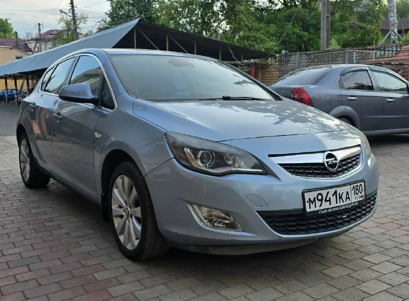 🔥 opel astra j🔥 590 тысяч рулей + торг ✅ год выпуска - 2010 ✅ объем двигателя - 1.6 бензин атмосферник ✅ коробка - 6-ступенчатый автомат ✅ пробег - 220000 тысяч ✅ комплектация - максимальная, имеется обогревы лобового, боковых и задних зеркал, подогревы сидений, подогрев руля, климат контроль двух-зонный, датчик дождя, датчик света, датчик движения, датчики не ровной дороги, электрорегулеровка фар и зеркал, заводская мультимедиа с bluetooth и aux, круиз контроль, мультируль, тип троник и еще много чего полезного. ✅ описание - автомобиль в хорошем состоянии. есть мелкие косяки по кузову ходовая в хорошем состоянии, машина сбитая и мягкая. коробка работает без нареканий, все режимы работают, недавно менялся грм, новые масла и фильтра, тормоза так же поменяны. документы чистые, любой вид оформления, сел поехал. климат заправлен холодит отлично, по техника работает абсолютно всё без исключений. звоните - пишите, торг имеется. + 7 949 325 18 68 📞 звоните: +7(949)3251868 - фотография - 1