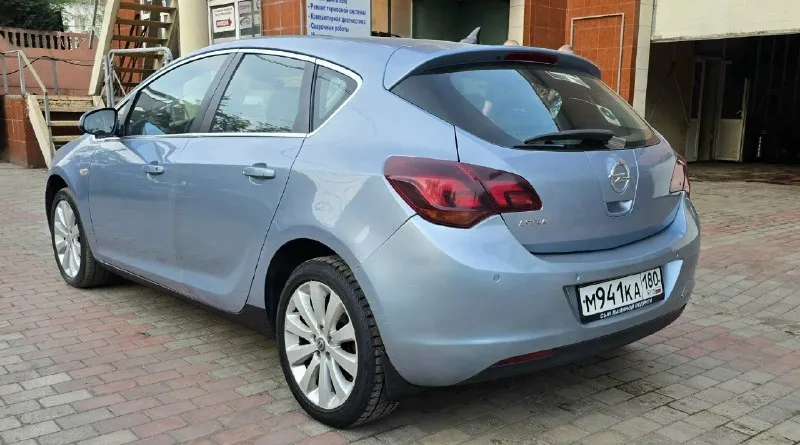 🔥 opel astra j🔥 590 тысяч рулей + торг ✅ год выпуска - 2010 ✅ объем двигателя - 1.6 бензин атмосферник ✅ коробка - 6-ступенчатый автомат ✅ пробег - 220000 тысяч ✅ комплектация - максимальная, имеется обогревы лобового, боковых и задних зеркал, подогревы сидений, подогрев руля, климат контроль двух-зонный, датчик дождя, датчик света, датчик движения, датчики не ровной дороги, электрорегулеровка фар и зеркал, заводская мультимедиа с bluetooth и aux, круиз контроль, мультируль, тип троник и еще много чего полезного. ✅ описание - автомобиль в хорошем состоянии. есть мелкие косяки по кузову ходовая в хорошем состоянии, машина сбитая и мягкая. коробка работает без нареканий, все режимы работают, недавно менялся грм, новые масла и фильтра, тормоза так же поменяны. документы чистые, любой вид оформления, сел поехал. климат заправлен холодит отлично, по техника работает абсолютно всё без исключений. звоните - пишите, торг имеется. + 7 949 325 18 68 📞 звоните: +7(949)3251868 - фотография - 2