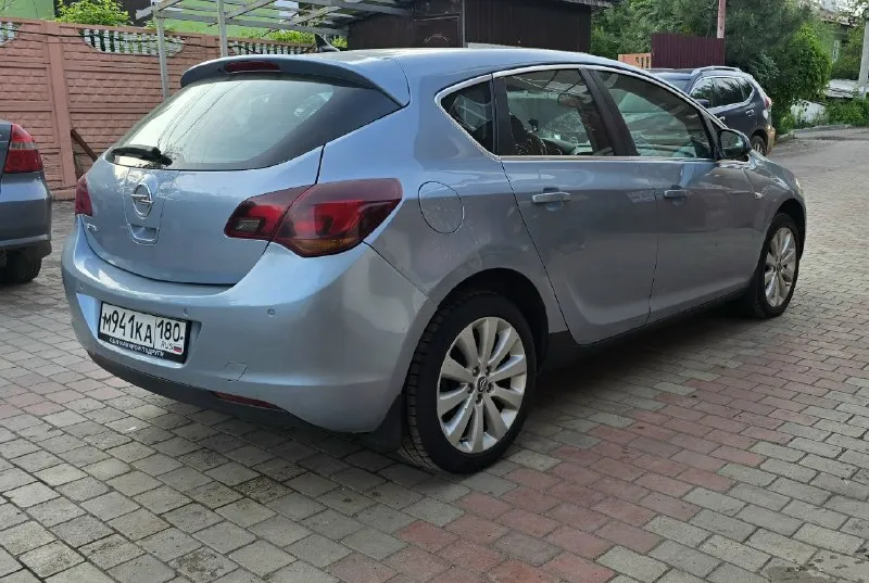 🔥 opel astra j🔥 590 тысяч рулей + торг ✅ год выпуска - 2010 ✅ объем двигателя - 1.6 бензин атмосферник ✅ коробка - 6-ступенчатый автомат ✅ пробег - 220000 тысяч ✅ комплектация - максимальная, имеется обогревы лобового, боковых и задних зеркал, подогревы сидений, подогрев руля, климат контроль двух-зонный, датчик дождя, датчик света, датчик движения, датчики не ровной дороги, электрорегулеровка фар и зеркал, заводская мультимедиа с bluetooth и aux, круиз контроль, мультируль, тип троник и еще много чего полезного. ✅ описание - автомобиль в хорошем состоянии. есть мелкие косяки по кузову ходовая в хорошем состоянии, машина сбитая и мягкая. коробка работает без нареканий, все режимы работают, недавно менялся грм, новые масла и фильтра, тормоза так же поменяны. документы чистые, любой вид оформления, сел поехал. климат заправлен холодит отлично, по техника работает абсолютно всё без исключений. звоните - пишите, торг имеется. + 7 949 325 18 68 📞 звоните: +7(949)3251868 - фотография - 3