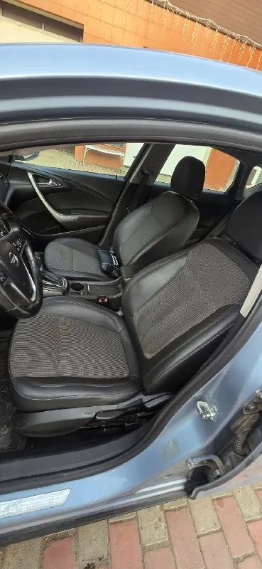 🔥 opel astra j🔥 590 тысяч рулей + торг ✅ год выпуска - 2010 ✅ объем двигателя - 1.6 бензин атмосферник ✅ коробка - 6-ступенчатый автомат ✅ пробег - 220000 тысяч ✅ комплектация - максимальная, имеется обогревы лобового, боковых и задних зеркал, подогревы сидений, подогрев руля, климат контроль двух-зонный, датчик дождя, датчик света, датчик движения, датчики не ровной дороги, электрорегулеровка фар и зеркал, заводская мультимедиа с bluetooth и aux, круиз контроль, мультируль, тип троник и еще много чего полезного. ✅ описание - автомобиль в хорошем состоянии. есть мелкие косяки по кузову ходовая в хорошем состоянии, машина сбитая и мягкая. коробка работает без нареканий, все режимы работают, недавно менялся грм, новые масла и фильтра, тормоза так же поменяны. документы чистые, любой вид оформления, сел поехал. климат заправлен холодит отлично, по техника работает абсолютно всё без исключений. звоните - пишите, торг имеется. + 7 949 325 18 68 📞 звоните: +7(949)3251868 - фотография - 6