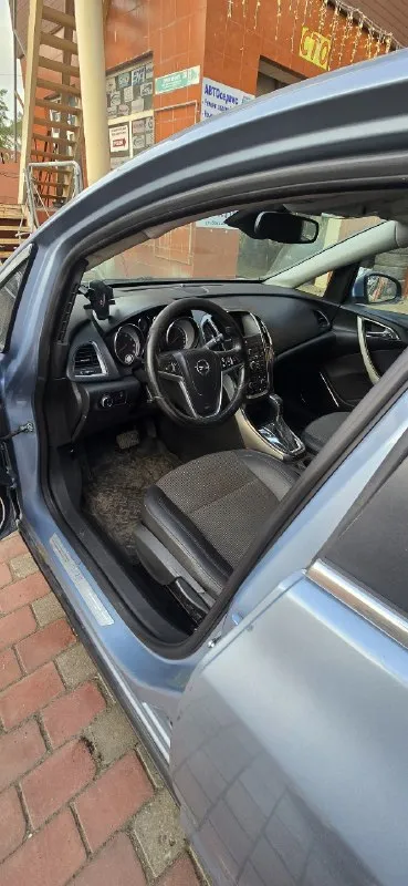 🔥 opel astra j🔥 590 тысяч рулей + торг ✅ год выпуска - 2010 ✅ объем двигателя - 1.6 бензин атмосферник ✅ коробка - 6-ступенчатый автомат ✅ пробег - 220000 тысяч ✅ комплектация - максимальная, имеется обогревы лобового, боковых и задних зеркал, подогревы сидений, подогрев руля, климат контроль двух-зонный, датчик дождя, датчик света, датчик движения, датчики не ровной дороги, электрорегулеровка фар и зеркал, заводская мультимедиа с bluetooth и aux, круиз контроль, мультируль, тип троник и еще много чего полезного. ✅ описание - автомобиль в хорошем состоянии. есть мелкие косяки по кузову ходовая в хорошем состоянии, машина сбитая и мягкая. коробка работает без нареканий, все режимы работают, недавно менялся грм, новые масла и фильтра, тормоза так же поменяны. документы чистые, любой вид оформления, сел поехал. климат заправлен холодит отлично, по техника работает абсолютно всё без исключений. звоните - пишите, торг имеется. + 7 949 325 18 68 📞 звоните: +7(949)3251868 - фотография - 7