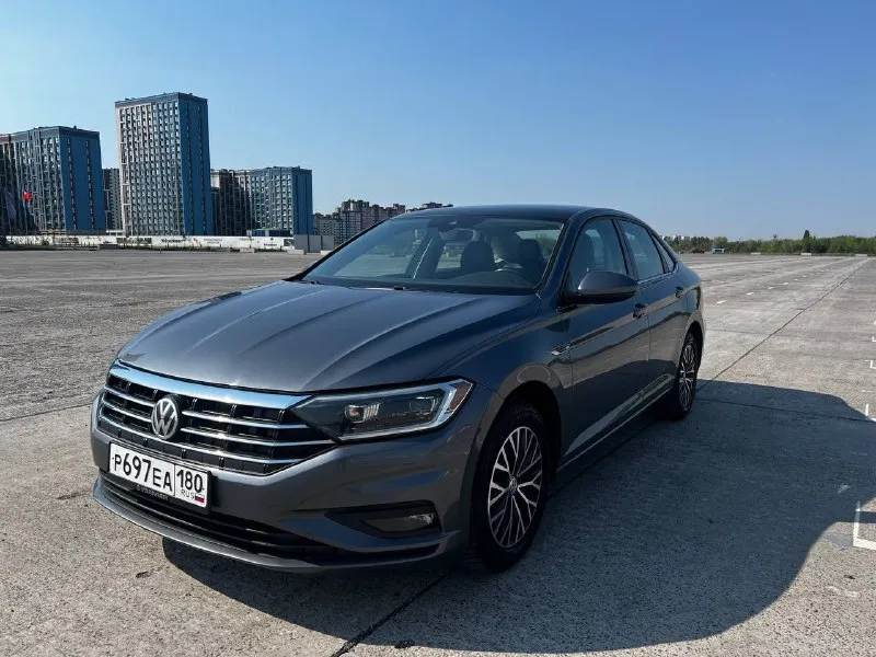 Продам volkswagen jetta 7; 2018 г. в.; пробег-107 тыс. км двигатель-1,4т(150 л. с.); коробка-8-ст. aisin ; комплектация- sel; салон-кожаный; панорамная крыша; климат-контроль; бесключевой доступ; адаптивный круиз-контроль; удержание в полосе; датчики слепых зон, света и дождя; bi-led оптика; автоматический дальний свет, цифровая приборная панель; сенсорная мультимедиа 8" carplay, bluetooth; камера заднего вида; премиальная музыка beats с сабвуфером; интерьерная подсветка с выбором цветов; подогрев руля, передних и задних сидений. автомобиль в отличном состоянии, полностью обслужен, владею 2 года. приобретал в сша. цена-1,65 млн. ₽. продажа не срочная. торг у капота. тел. +7(949)3875255 📲 tg: м андрей 📞 звоните: +7(949)3875255 - фотография - 1