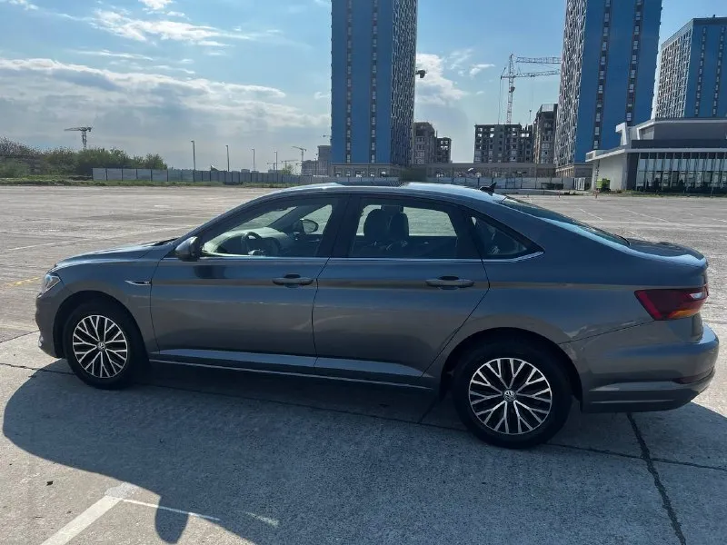 Продам volkswagen jetta 7; 2018 г. в.; пробег-107 тыс. км двигатель-1,4т(150 л. с.); коробка-8-ст. aisin ; комплектация- sel; салон-кожаный; панорамная крыша; климат-контроль; бесключевой доступ; адаптивный круиз-контроль; удержание в полосе; датчики слепых зон, света и дождя; bi-led оптика; автоматический дальний свет, цифровая приборная панель; сенсорная мультимедиа 8" carplay, bluetooth; камера заднего вида; премиальная музыка beats с сабвуфером; интерьерная подсветка с выбором цветов; подогрев руля, передних и задних сидений. автомобиль в отличном состоянии, полностью обслужен, владею 2 года. приобретал в сша. цена-1,65 млн. ₽. продажа не срочная. торг у капота. тел. +7(949)3875255 📲 tg: м андрей 📞 звоните: +7(949)3875255 - фотография - 3