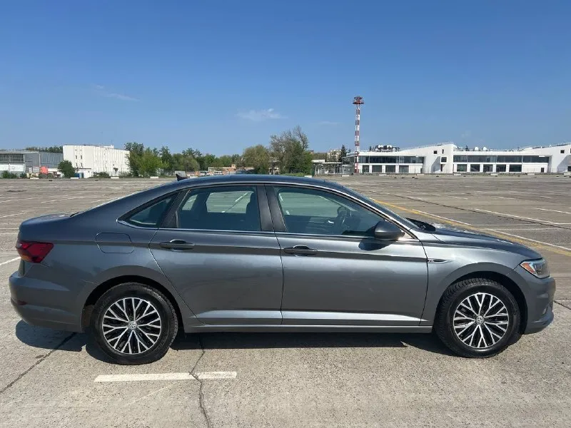 Продам volkswagen jetta 7; 2018 г. в.; пробег-107 тыс. км двигатель-1,4т(150 л. с.); коробка-8-ст. aisin ; комплектация- sel; салон-кожаный; панорамная крыша; климат-контроль; бесключевой доступ; адаптивный круиз-контроль; удержание в полосе; датчики слепых зон, света и дождя; bi-led оптика; автоматический дальний свет, цифровая приборная панель; сенсорная мультимедиа 8" carplay, bluetooth; камера заднего вида; премиальная музыка beats с сабвуфером; интерьерная подсветка с выбором цветов; подогрев руля, передних и задних сидений. автомобиль в отличном состоянии, полностью обслужен, владею 2 года. приобретал в сша. цена-1,65 млн. ₽. продажа не срочная. торг у капота. тел. +7(949)3875255 📲 tg: м андрей 📞 звоните: +7(949)3875255 - фотография - 4