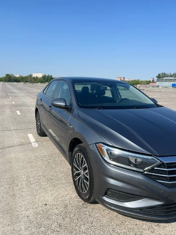 Продам volkswagen jetta 7; 2018 г. в.; пробег-107 тыс. км двигатель-1,4т(150 л. с.); коробка-8-ст. aisin ; комплектация- sel; салон-кожаный; панорамная крыша; климат-контроль; бесключевой доступ; адаптивный круиз-контроль; удержание в полосе; датчики слепых зон, света и дождя; bi-led оптика; автоматический дальний свет, цифровая приборная панель; сенсорная мультимедиа 8" carplay, bluetooth; камера заднего вида; премиальная музыка beats с сабвуфером; интерьерная подсветка с выбором цветов; подогрев руля, передних и задних сидений. автомобиль в отличном состоянии, полностью обслужен, владею 2 года. приобретал в сша. цена-1,65 млн. ₽. продажа не срочная. торг у капота. тел. +7(949)3875255 📲 tg: м андрей 📞 звоните: +7(949)3875255 - фотография - 5