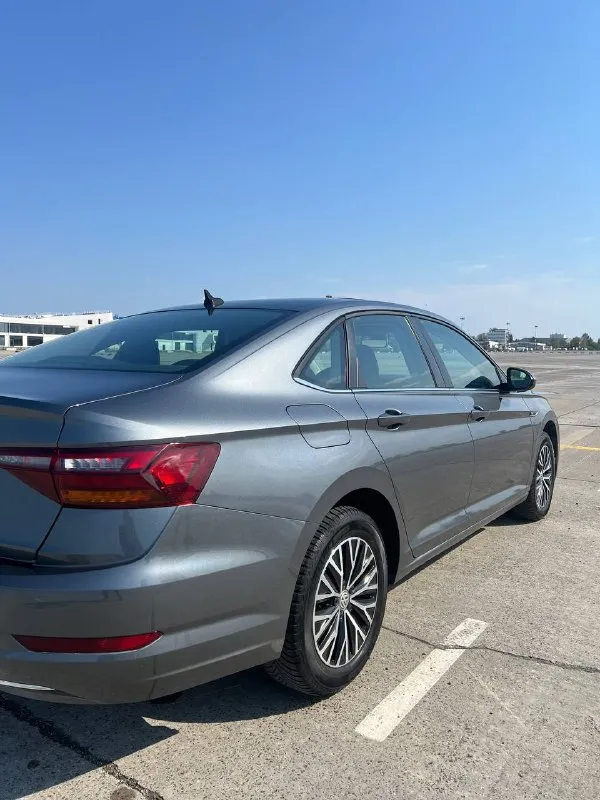 Продам volkswagen jetta 7; 2018 г. в.; пробег-107 тыс. км двигатель-1,4т(150 л. с.); коробка-8-ст. aisin ; комплектация- sel; салон-кожаный; панорамная крыша; климат-контроль; бесключевой доступ; адаптивный круиз-контроль; удержание в полосе; датчики слепых зон, света и дождя; bi-led оптика; автоматический дальний свет, цифровая приборная панель; сенсорная мультимедиа 8" carplay, bluetooth; камера заднего вида; премиальная музыка beats с сабвуфером; интерьерная подсветка с выбором цветов; подогрев руля, передних и задних сидений. автомобиль в отличном состоянии, полностью обслужен, владею 2 года. приобретал в сша. цена-1,65 млн. ₽. продажа не срочная. торг у капота. тел. +7(949)3875255 📲 tg: м андрей 📞 звоните: +7(949)3875255 - фотография - 6
