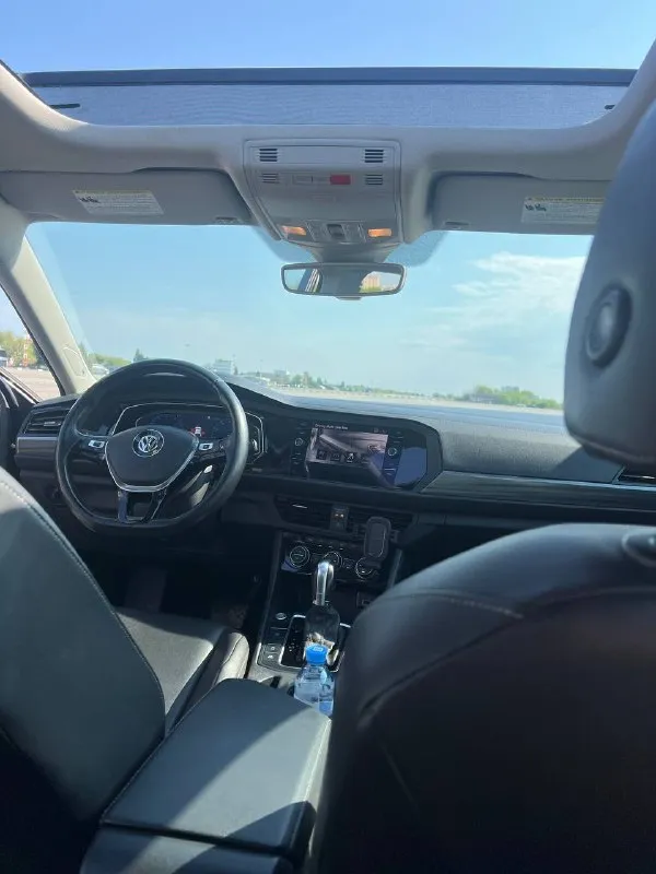Продам volkswagen jetta 7; 2018 г. в.; пробег-107 тыс. км двигатель-1,4т(150 л. с.); коробка-8-ст. aisin ; комплектация- sel; салон-кожаный; панорамная крыша; климат-контроль; бесключевой доступ; адаптивный круиз-контроль; удержание в полосе; датчики слепых зон, света и дождя; bi-led оптика; автоматический дальний свет, цифровая приборная панель; сенсорная мультимедиа 8" carplay, bluetooth; камера заднего вида; премиальная музыка beats с сабвуфером; интерьерная подсветка с выбором цветов; подогрев руля, передних и задних сидений. автомобиль в отличном состоянии, полностью обслужен, владею 2 года. приобретал в сша. цена-1,65 млн. ₽. продажа не срочная. торг у капота. тел. +7(949)3875255 📲 tg: м андрей 📞 звоните: +7(949)3875255 - фотография - 7