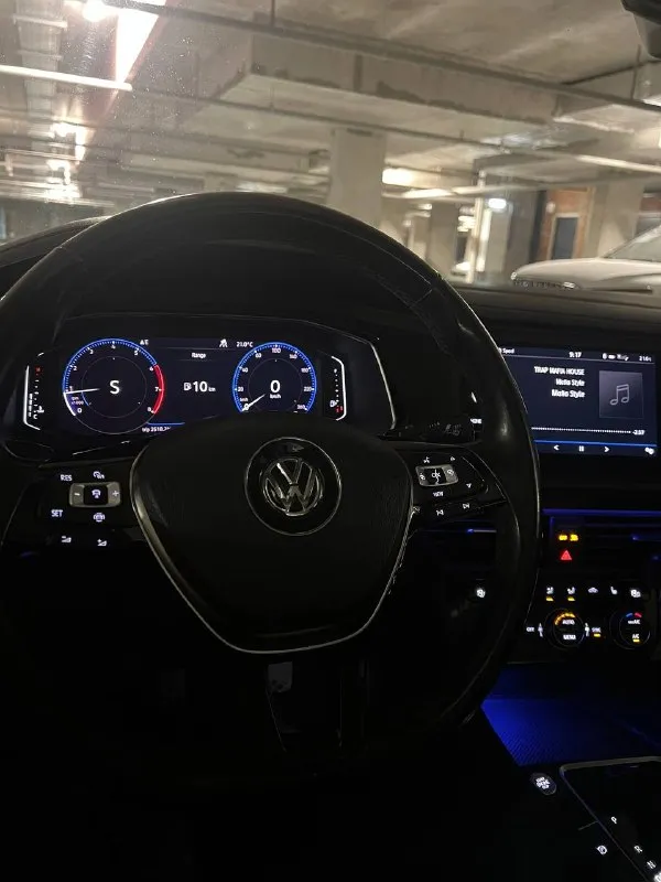 Продам volkswagen jetta 7; 2018 г. в.; пробег-107 тыс. км двигатель-1,4т(150 л. с.); коробка-8-ст. aisin ; комплектация- sel; салон-кожаный; панорамная крыша; климат-контроль; бесключевой доступ; адаптивный круиз-контроль; удержание в полосе; датчики слепых зон, света и дождя; bi-led оптика; автоматический дальний свет, цифровая приборная панель; сенсорная мультимедиа 8" carplay, bluetooth; камера заднего вида; премиальная музыка beats с сабвуфером; интерьерная подсветка с выбором цветов; подогрев руля, передних и задних сидений. автомобиль в отличном состоянии, полностью обслужен, владею 2 года. приобретал в сша. цена-1,65 млн. ₽. продажа не срочная. торг у капота. тел. +7(949)3875255 📲 tg: м андрей 📞 звоните: +7(949)3875255 - фотография - 8