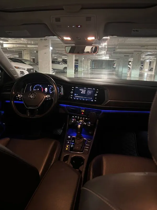 Продам volkswagen jetta 7; 2018 г. в.; пробег-107 тыс. км двигатель-1,4т(150 л. с.); коробка-8-ст. aisin ; комплектация- sel; салон-кожаный; панорамная крыша; климат-контроль; бесключевой доступ; адаптивный круиз-контроль; удержание в полосе; датчики слепых зон, света и дождя; bi-led оптика; автоматический дальний свет, цифровая приборная панель; сенсорная мультимедиа 8" carplay, bluetooth; камера заднего вида; премиальная музыка beats с сабвуфером; интерьерная подсветка с выбором цветов; подогрев руля, передних и задних сидений. автомобиль в отличном состоянии, полностью обслужен, владею 2 года. приобретал в сша. цена-1,65 млн. ₽. продажа не срочная. торг у капота. тел. +7(949)3875255 📲 tg: м андрей 📞 звоните: +7(949)3875255 - фотография - 9