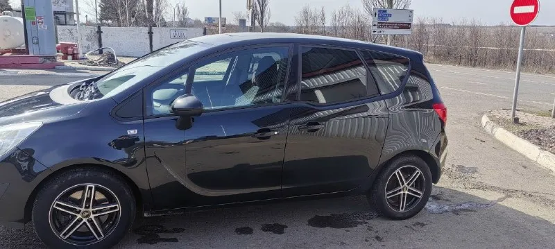 Продам личный автомобиль opel мерива б 2012 года выпуска. пробег 218000. цена 615000.машина полностью обслужена. вложений не требует. стоит андроид магнитола хорошая. сигнализация с автозапуском. есть видеорегистратор с камерой заднего вида. масло не ест. менял каждые семь тысяч. есть мелкие царапины по кузову. я хозяин. машина оформлена на меня. переоформление без проблем. по документам всё нормально. два комплекта колёс. зимняя резина на дисках. торг уместен. +79496849687. по запросу сделаю видео обзор. авто находится в снежном. могу по договорённости пригнать в ближайший город. 📞 звоните: +7(949)6849687 - фотография - 2