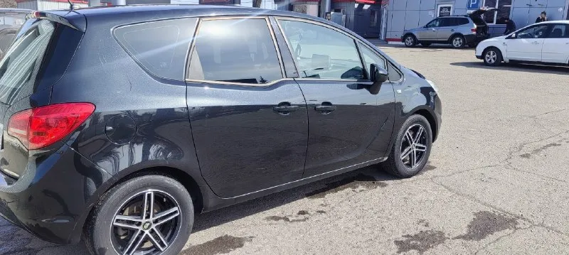 Продам личный автомобиль opel мерива б 2012 года выпуска. пробег 218000. цена 615000.машина полностью обслужена. вложений не требует. стоит андроид магнитола хорошая. сигнализация с автозапуском. есть видеорегистратор с камерой заднего вида. масло не ест. менял каждые семь тысяч. есть мелкие царапины по кузову. я хозяин. машина оформлена на меня. переоформление без проблем. по документам всё нормально. два комплекта колёс. зимняя резина на дисках. торг уместен. +79496849687. по запросу сделаю видео обзор. авто находится в снежном. могу по договорённости пригнать в ближайший город. 📞 звоните: +7(949)6849687 - фотография - 3
