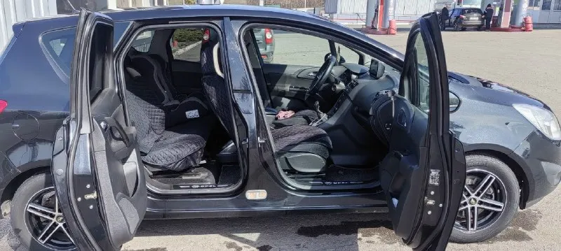Продам личный автомобиль opel мерива б 2012 года выпуска. пробег 218000. цена 615000.машина полностью обслужена. вложений не требует. стоит андроид магнитола хорошая. сигнализация с автозапуском. есть видеорегистратор с камерой заднего вида. масло не ест. менял каждые семь тысяч. есть мелкие царапины по кузову. я хозяин. машина оформлена на меня. переоформление без проблем. по документам всё нормально. два комплекта колёс. зимняя резина на дисках. торг уместен. +79496849687. по запросу сделаю видео обзор. авто находится в снежном. могу по договорённости пригнать в ближайший город. 📞 звоните: +7(949)6849687 - фотография - 6