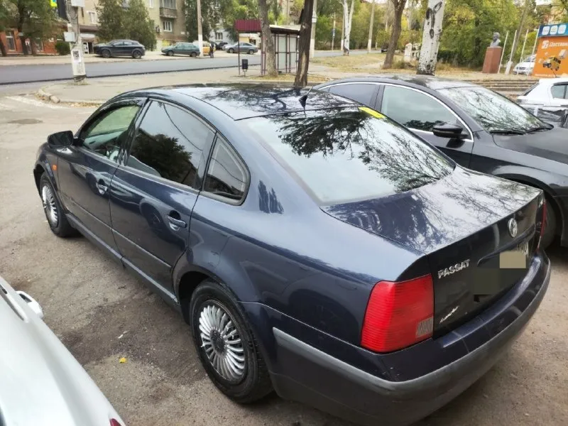 Продам volkswagen passat b5 1.6 1997 года. чистокровный немец по цене приоры. пробег - 371000 я хозяин, любое переоформление в мрэо за последний год обновил полностью ходовую часть, расходники (жидкости, ремень грм, свечи, провода, аккумулятор и др. ) не троит, не дымит. самый надёжный 1.6 атмосферник у немцев (101 л. с.). в силу возраста есть нюасы по кузову просторный багажник, хорошая штатная музыка. есть комплект зимней резины. осмотр - г. донецк цена - 340 т. р. (торг) по всем вопросам писать тг - @niceyousee +79494313037 📲 tg: @niceyousee 📞 звоните: +7(949)4313037 - фотография - 2