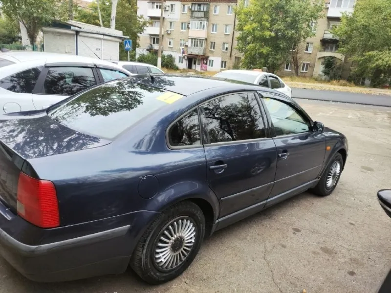 Продам volkswagen passat b5 1.6 1997 года. чистокровный немец по цене приоры. пробег - 371000 я хозяин, любое переоформление в мрэо за последний год обновил полностью ходовую часть, расходники (жидкости, ремень грм, свечи, провода, аккумулятор и др. ) не троит, не дымит. самый надёжный 1.6 атмосферник у немцев (101 л. с.). в силу возраста есть нюасы по кузову просторный багажник, хорошая штатная музыка. есть комплект зимней резины. осмотр - г. донецк цена - 340 т. р. (торг) по всем вопросам писать тг - @niceyousee +79494313037 📲 tg: @niceyousee 📞 звоните: +7(949)4313037 - фотография - 3
