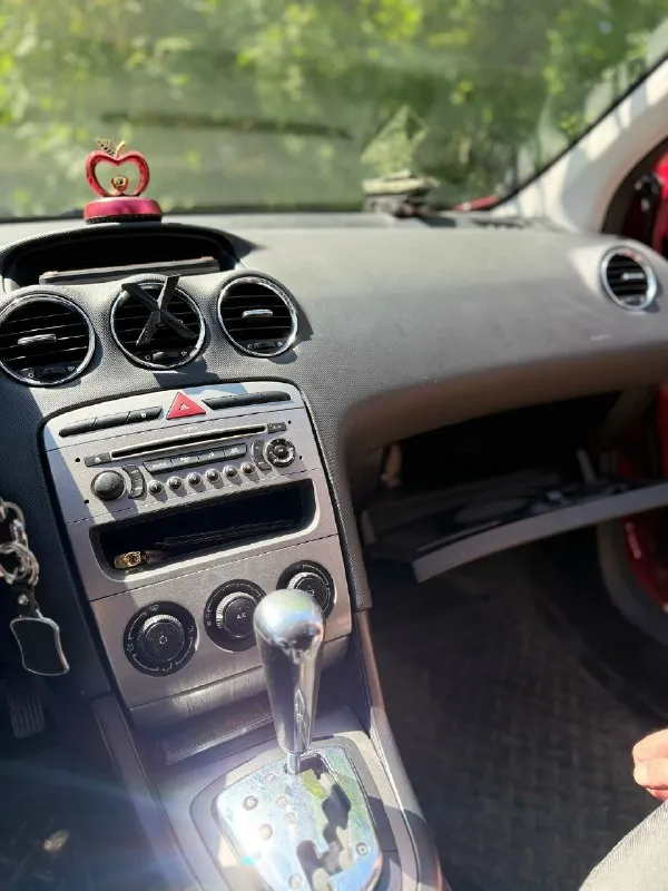 Автор: продажа peugeot 308♥️ пробег 190 тыс. машинка 2008 года выпуска, на автомате. все работает корректно, мотор и коробка без нареканий. есть вопросы по кузову. машина семейная, с продажей никто не торопится. все вопросы по телефону +7949-629-55-13 цена 500 тысяч. торг уместен!. . !!!наш телеграм канал [ бесплатное размещение за репост!!! правила сообщества [ мы в мах [ 📞 звоните: +7(949)6295513 - фотография - 7