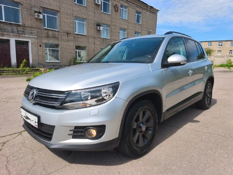 Продам volkswagen tiguan i рестайлинг 2013г. двигатель 1.4l турбо бензин (150л. с.) автоматическая коробка передач пробег 142 тыс. км. ☎ +7949-634-22-65 автомобиль в шикарном состоянии! вид имеет отличный. очень бережная эксплуатация. двигатель, коробка, техника, электрика все работает штатно, без вложений и проблем. чистый опрятный салон. топовая комплектация: передние, задние и боковые подушки безопасности, двух зонный климат контроль, хорошая андроид мультимедиа, доп. музыка с сабвуфером, полный электропакет со складыванием зеркал, сигнализация с обратной связью, подогрев сидений, зеркал и заднего стекла, электроручник, автохолд, камера заднего вида, парктроники, круиз-контроль, мультируль, хорошие комбинированные чехлы (с салона эксплуатировался только в чехлах), омыватель фар (фары с салона в бронепленке), свежий дорогой (22 тыс. руб. ) аккумулятор и прочие элементы нужные в современном автомобиле. 2 собственника, обслужив 📞 🇷🇺 звоните: +79496342265 - фотография - 1