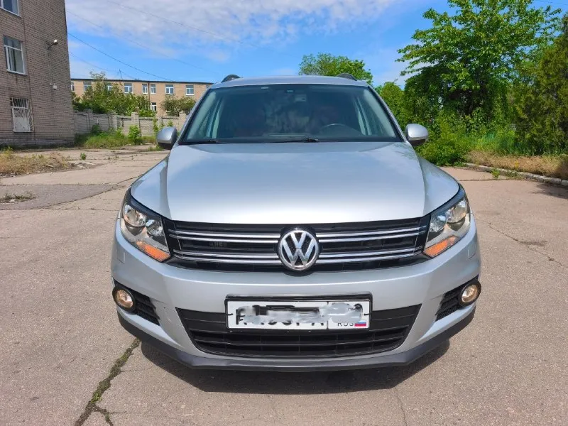 Продам volkswagen tiguan i рестайлинг 2013г. двигатель 1.4l турбо бензин (150л. с.) автоматическая коробка передач пробег 142 тыс. км. ☎ +7949-634-22-65 автомобиль в шикарном состоянии! вид имеет отличный. очень бережная эксплуатация. двигатель, коробка, техника, электрика все работает штатно, без вложений и проблем. чистый опрятный салон. топовая комплектация: передние, задние и боковые подушки безопасности, двух зонный климат контроль, хорошая андроид мультимедиа, доп. музыка с сабвуфером, полный электропакет со складыванием зеркал, сигнализация с обратной связью, подогрев сидений, зеркал и заднего стекла, электроручник, автохолд, камера заднего вида, парктроники, круиз-контроль, мультируль, хорошие комбинированные чехлы (с салона эксплуатировался только в чехлах), омыватель фар (фары с салона в бронепленке), свежий дорогой (22 тыс. руб. ) аккумулятор и прочие элементы нужные в современном автомобиле. 2 собственника, обслужив 📞 🇷🇺 звоните: +79496342265 - фотография - 2
