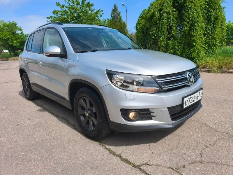 Продам volkswagen tiguan i рестайлинг 2013г. двигатель 1.4l турбо бензин (150л. с.) автоматическая коробка передач пробег 142 тыс. км. ☎ +7949-634-22-65 автомобиль в шикарном состоянии! вид имеет отличный. очень бережная эксплуатация. двигатель, коробка, техника, электрика все работает штатно, без вложений и проблем. чистый опрятный салон. топовая комплектация: передние, задние и боковые подушки безопасности, двух зонный климат контроль, хорошая андроид мультимедиа, доп. музыка с сабвуфером, полный электропакет со складыванием зеркал, сигнализация с обратной связью, подогрев сидений, зеркал и заднего стекла, электроручник, автохолд, камера заднего вида, парктроники, круиз-контроль, мультируль, хорошие комбинированные чехлы (с салона эксплуатировался только в чехлах), омыватель фар (фары с салона в бронепленке), свежий дорогой (22 тыс. руб. ) аккумулятор и прочие элементы нужные в современном автомобиле. 2 собственника, обслужив 📞 🇷🇺 звоните: +79496342265 - фотография - 3