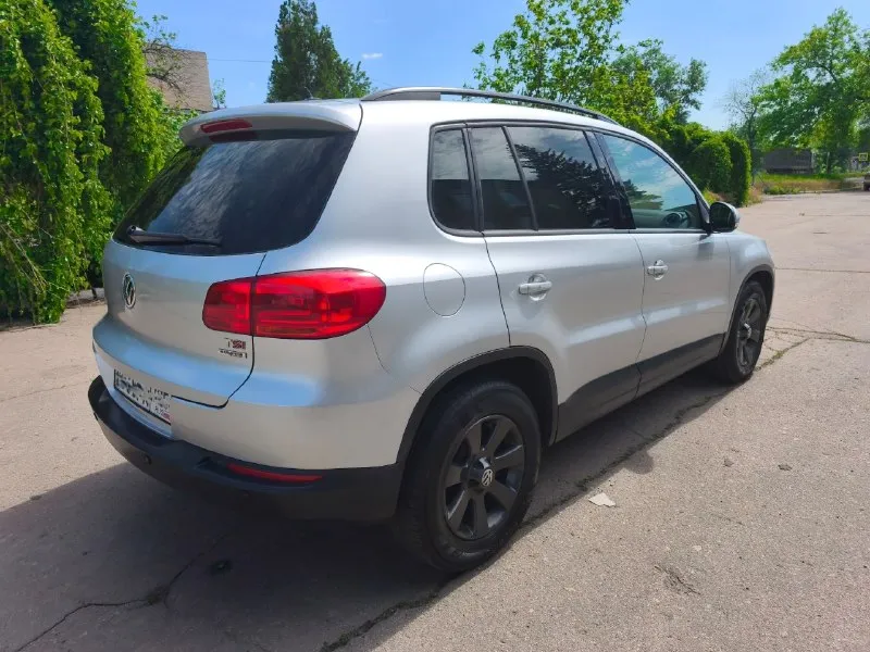 Продам volkswagen tiguan i рестайлинг 2013г. двигатель 1.4l турбо бензин (150л. с.) автоматическая коробка передач пробег 142 тыс. км. ☎ +7949-634-22-65 автомобиль в шикарном состоянии! вид имеет отличный. очень бережная эксплуатация. двигатель, коробка, техника, электрика все работает штатно, без вложений и проблем. чистый опрятный салон. топовая комплектация: передние, задние и боковые подушки безопасности, двух зонный климат контроль, хорошая андроид мультимедиа, доп. музыка с сабвуфером, полный электропакет со складыванием зеркал, сигнализация с обратной связью, подогрев сидений, зеркал и заднего стекла, электроручник, автохолд, камера заднего вида, парктроники, круиз-контроль, мультируль, хорошие комбинированные чехлы (с салона эксплуатировался только в чехлах), омыватель фар (фары с салона в бронепленке), свежий дорогой (22 тыс. руб. ) аккумулятор и прочие элементы нужные в современном автомобиле. 2 собственника, обслужив 📞 🇷🇺 звоните: +79496342265 - фотография - 4