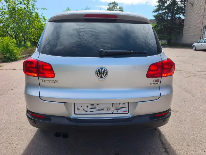 Продам volkswagen tiguan i рестайлинг 2013г. двигатель 1.4l турбо бензин (150л. с.) автоматическая коробка передач пробег 142 тыс. км. ☎ +7949-634-22-65 автомобиль в шикарном состоянии! вид имеет отличный. очень бережная эксплуатация. двигатель, коробка, техника, электрика все работает штатно, без вложений и проблем. чистый опрятный салон. топовая комплектация: передние, задние и боковые подушки безопасности, двух зонный климат контроль, хорошая андроид мультимедиа, доп. музыка с сабвуфером, полный электропакет со складыванием зеркал, сигнализация с обратной связью, подогрев сидений, зеркал и заднего стекла, электроручник, автохолд, камера заднего вида, парктроники, круиз-контроль, мультируль, хорошие комбинированные чехлы (с салона эксплуатировался только в чехлах), омыватель фар (фары с салона в бронепленке), свежий дорогой (22 тыс. руб. ) аккумулятор и прочие элементы нужные в современном автомобиле. 2 собственника, обслужив 📞 🇷🇺 звоните: +79496342265 - фотография - 5