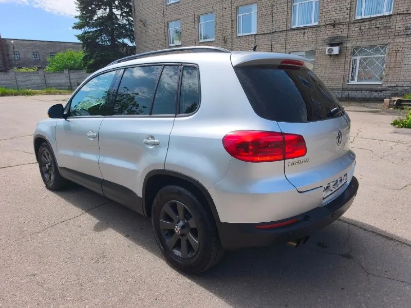 Продам volkswagen tiguan i рестайлинг 2013г. двигатель 1.4l турбо бензин (150л. с.) автоматическая коробка передач пробег 142 тыс. км. ☎ +7949-634-22-65 автомобиль в шикарном состоянии! вид имеет отличный. очень бережная эксплуатация. двигатель, коробка, техника, электрика все работает штатно, без вложений и проблем. чистый опрятный салон. топовая комплектация: передние, задние и боковые подушки безопасности, двух зонный климат контроль, хорошая андроид мультимедиа, доп. музыка с сабвуфером, полный электропакет со складыванием зеркал, сигнализация с обратной связью, подогрев сидений, зеркал и заднего стекла, электроручник, автохолд, камера заднего вида, парктроники, круиз-контроль, мультируль, хорошие комбинированные чехлы (с салона эксплуатировался только в чехлах), омыватель фар (фары с салона в бронепленке), свежий дорогой (22 тыс. руб. ) аккумулятор и прочие элементы нужные в современном автомобиле. 2 собственника, обслужив 📞 🇷🇺 звоните: +79496342265 - фотография - 6