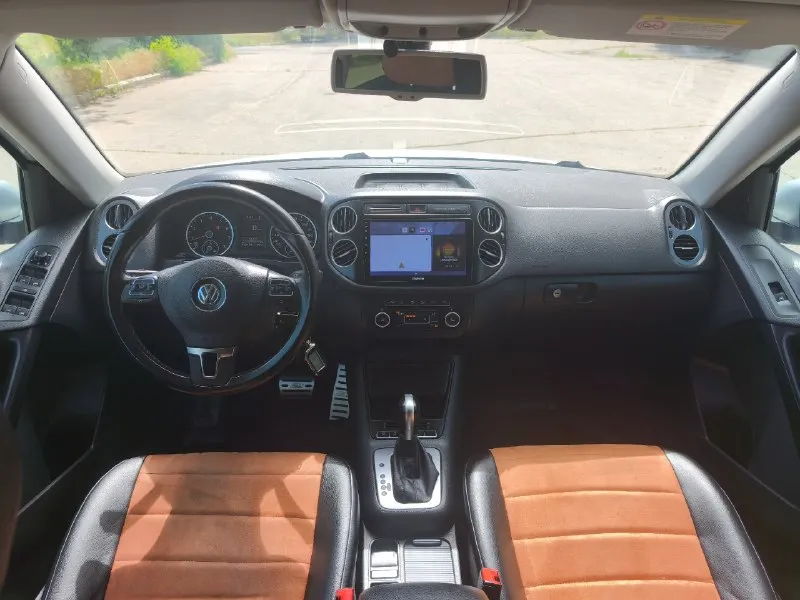 Продам volkswagen tiguan i рестайлинг 2013г. двигатель 1.4l турбо бензин (150л. с.) автоматическая коробка передач пробег 142 тыс. км. ☎ +7949-634-22-65 автомобиль в шикарном состоянии! вид имеет отличный. очень бережная эксплуатация. двигатель, коробка, техника, электрика все работает штатно, без вложений и проблем. чистый опрятный салон. топовая комплектация: передние, задние и боковые подушки безопасности, двух зонный климат контроль, хорошая андроид мультимедиа, доп. музыка с сабвуфером, полный электропакет со складыванием зеркал, сигнализация с обратной связью, подогрев сидений, зеркал и заднего стекла, электроручник, автохолд, камера заднего вида, парктроники, круиз-контроль, мультируль, хорошие комбинированные чехлы (с салона эксплуатировался только в чехлах), омыватель фар (фары с салона в бронепленке), свежий дорогой (22 тыс. руб. ) аккумулятор и прочие элементы нужные в современном автомобиле. 2 собственника, обслужив 📞 🇷🇺 звоните: +79496342265 - фотография - 9