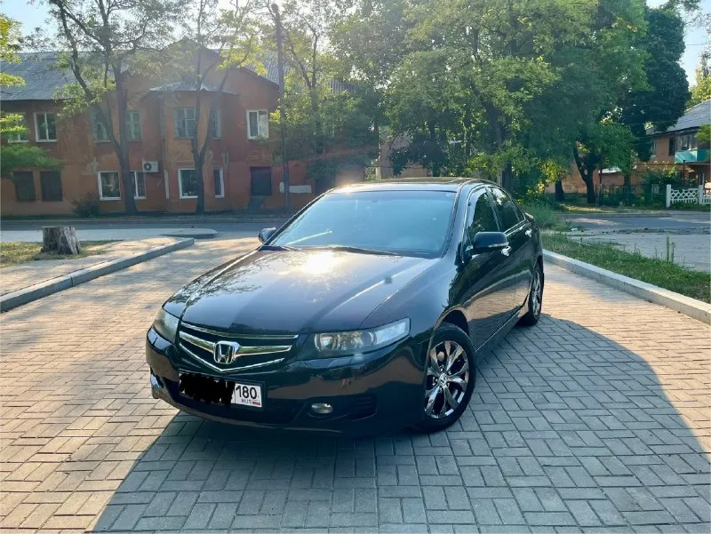 Продаётся honda accord 2.4! пробег 260т. км. отличный надёжный автомобиль, максимальная комплектация, люк, электрорегулеровка сидений, климат контроль, датчик дождя, складывание зеркал, полный стеклопакет, камера заднего вида, все работает и в исправном состоянии. парктроники есть, отключали лично. двигатель работает отлично, был откапитален 15 000 тыс. км. масло не ест!!! коробка автомат без пинков и рывков! есть нюансы из-за возраста, в связи с этим скину у капота. 9500 000₽ продажа от собственника +79493698341 г. донецк г. мариуполь 📞 звоните: +7(949)3698341 - фотография - 1