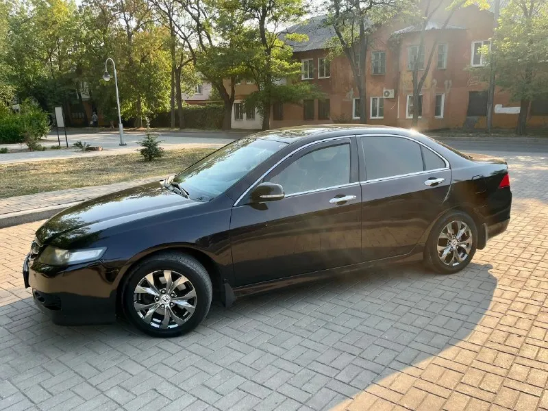 Продаётся honda accord 2.4! пробег 260т. км. отличный надёжный автомобиль, максимальная комплектация, люк, электрорегулеровка сидений, климат контроль, датчик дождя, складывание зеркал, полный стеклопакет, камера заднего вида, все работает и в исправном состоянии. парктроники есть, отключали лично. двигатель работает отлично, был откапитален 15 000 тыс. км. масло не ест!!! коробка автомат без пинков и рывков! есть нюансы из-за возраста, в связи с этим скину у капота. 9500 000₽ продажа от собственника +79493698341 г. донецк г. мариуполь 📞 звоните: +7(949)3698341 - фотография - 2