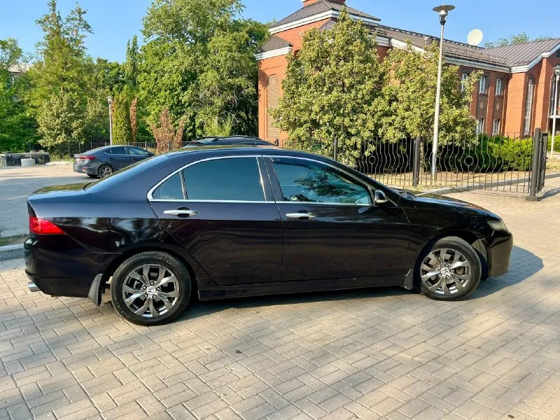 Продаётся honda accord 2.4! пробег 260т. км. отличный надёжный автомобиль, максимальная комплектация, люк, электрорегулеровка сидений, климат контроль, датчик дождя, складывание зеркал, полный стеклопакет, камера заднего вида, все работает и в исправном состоянии. парктроники есть, отключали лично. двигатель работает отлично, был откапитален 15 000 тыс. км. масло не ест!!! коробка автомат без пинков и рывков! есть нюансы из-за возраста, в связи с этим скину у капота. 9500 000₽ продажа от собственника +79493698341 г. донецк г. мариуполь 📞 звоните: +7(949)3698341 - фотография - 4