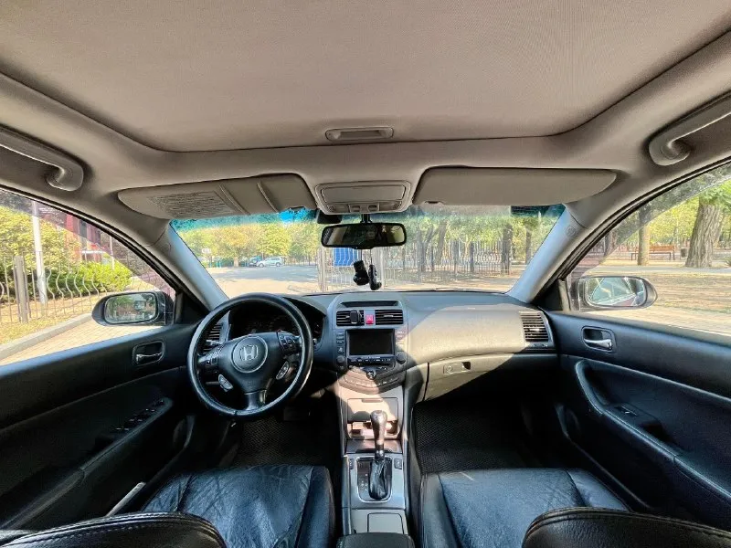 Продаётся honda accord 2.4! пробег 260т. км. отличный надёжный автомобиль, максимальная комплектация, люк, электрорегулеровка сидений, климат контроль, датчик дождя, складывание зеркал, полный стеклопакет, камера заднего вида, все работает и в исправном состоянии. парктроники есть, отключали лично. двигатель работает отлично, был откапитален 15 000 тыс. км. масло не ест!!! коробка автомат без пинков и рывков! есть нюансы из-за возраста, в связи с этим скину у капота. 9500 000₽ продажа от собственника +79493698341 г. донецк г. мариуполь 📞 звоните: +7(949)3698341 - фотография - 5